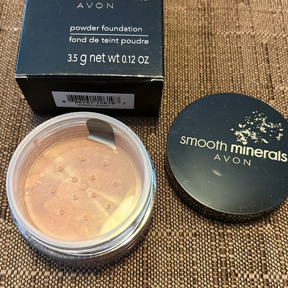 Avon Smooth Minerals, powder foundation, bronze color, brand new never opened - Picture 3 of 3